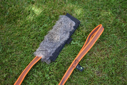 Jouet rabbit  avec pochette à friandises et Anse